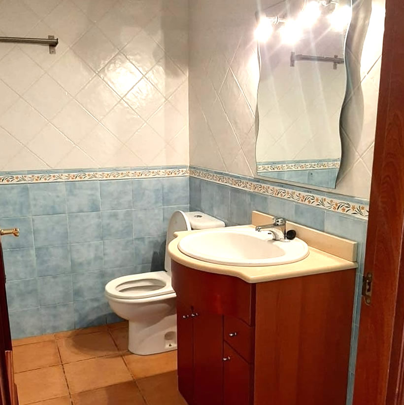 Salle d'eau avec WC, bidet, douche, évier, sèche cheveux, location Delta de l'Ebre